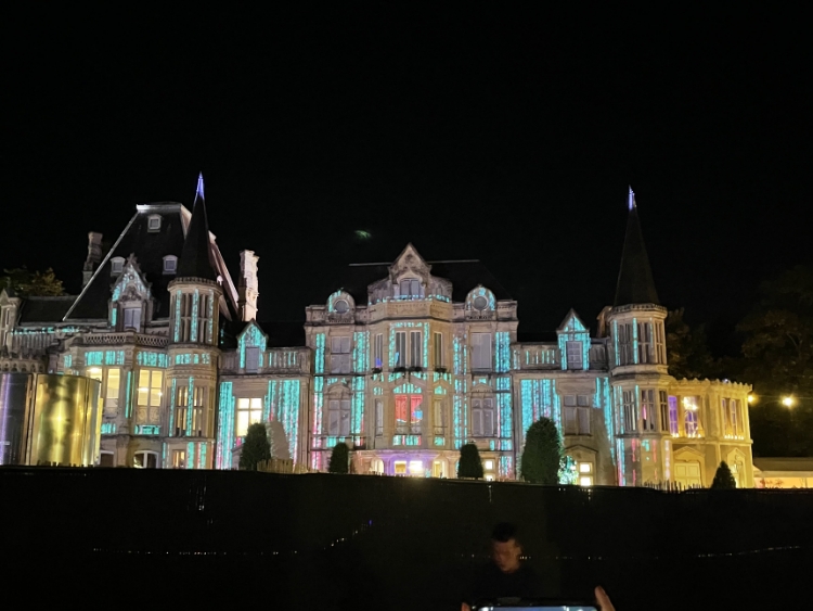 We Are Kraft mets en lumière le château de Beauregard, bien connu pour accuillir le festival de musique.