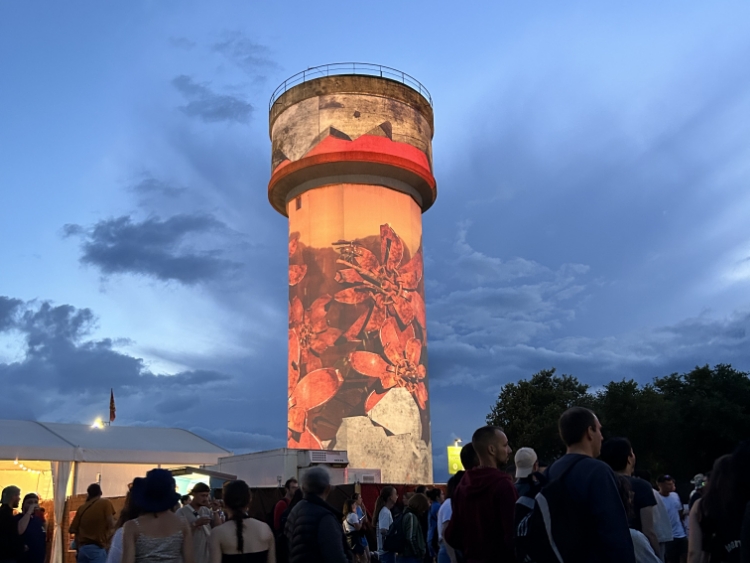 we are kraft réalise le mapping vidéo sur l'emble du festival art sonic : le château d'eau. 