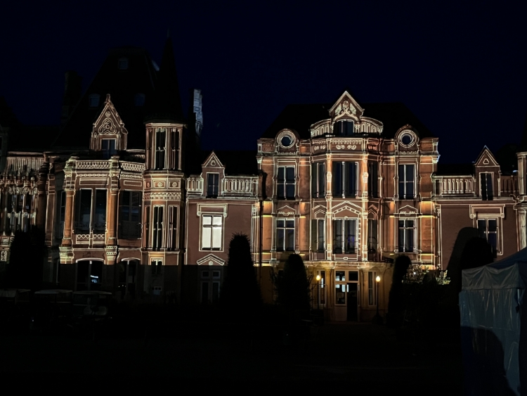 We Are Kraft mets en lumière le château de Beauregard, bien connu pour accuillir le festival de musique.