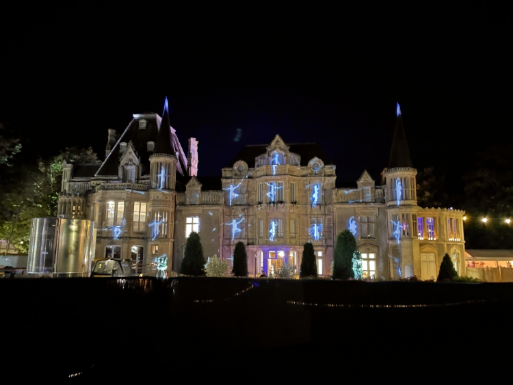 We Are Kraft mets en lumière le château de Beauregard, bien connu pour accuillir le festival de musique.