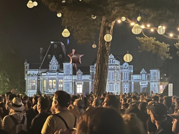 We Are Kraft mets en lumière le château de Beauregard, bien connu pour accuillir le festival de musique.