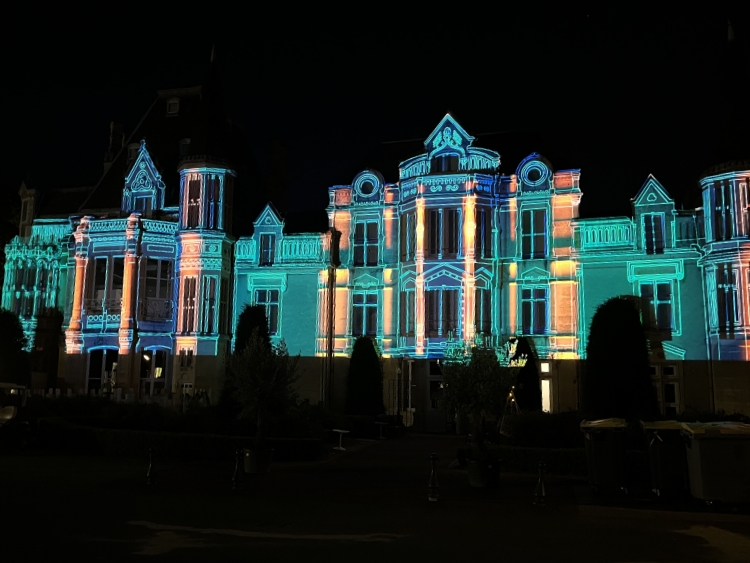 We Are Kraft mets en lumière le château de Beauregard grâce à un mapping sur mesure, bien connu pour accuillir le festival de musique.