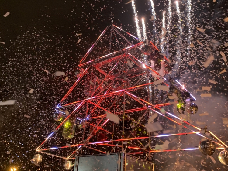 we are kraft met en lumière la place saint sauveur avec un show melant mapping video et show lumières. Au rythme des musiques de Noel, la place s'anime avec comme maître Snova, l'arbre lumière.