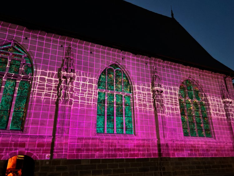 Video mapping sur façade d'une église dans l'Orne